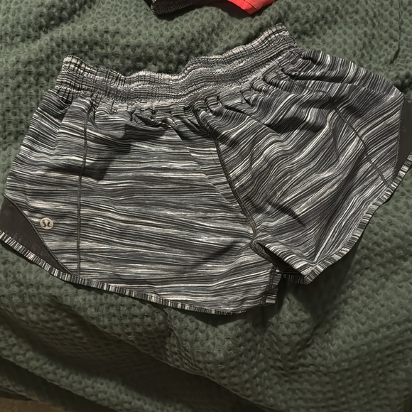 Lululemon 2.5” low rise hotty hot shorts - Picture 3 of 4